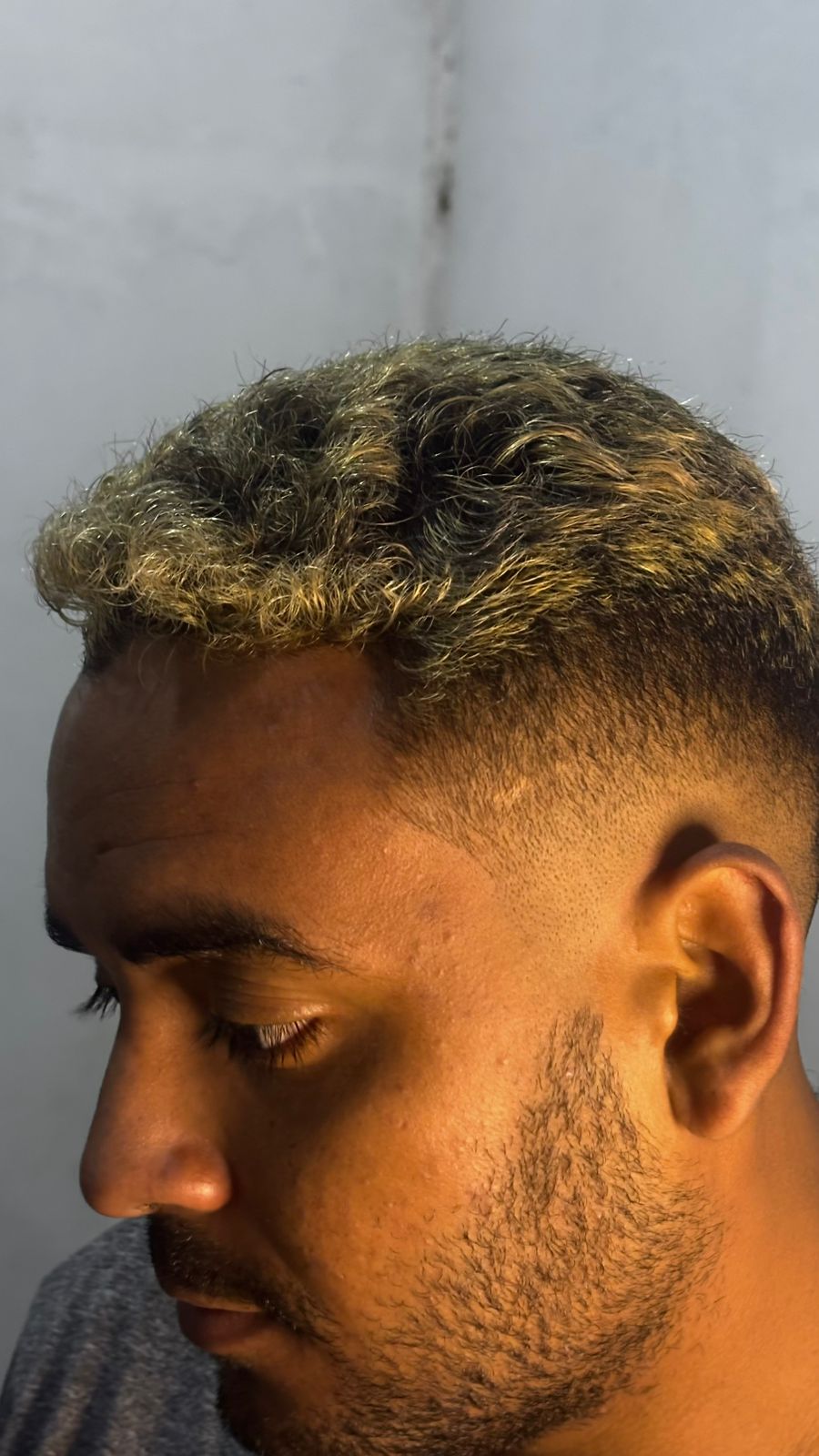 Corte com platinado e degradê nas laterais