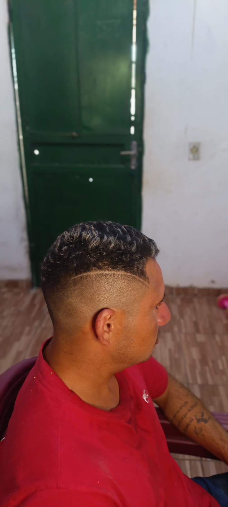 Corte cacheado com risco e degradê
