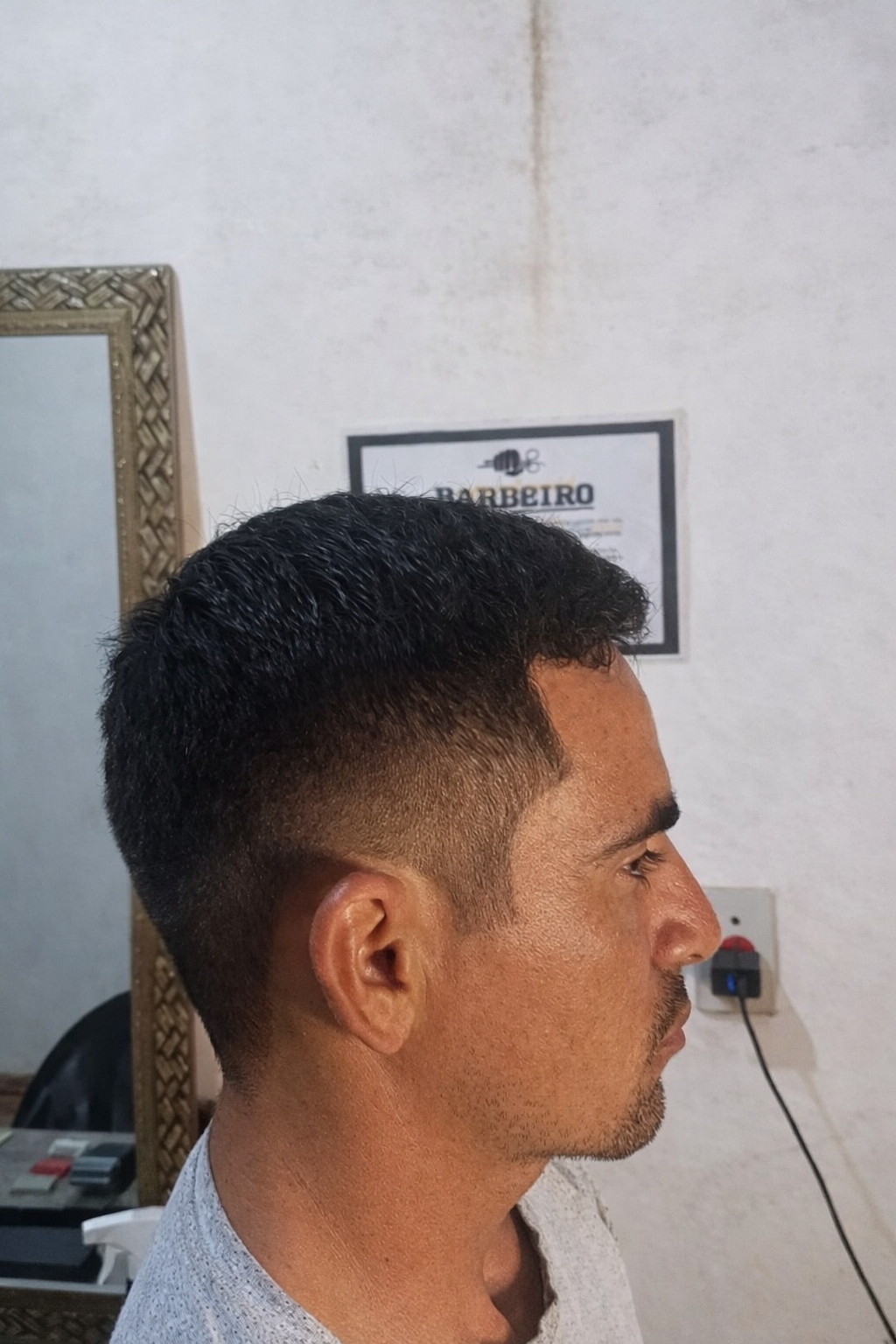 Corte curto com degradê e acabamento fechado