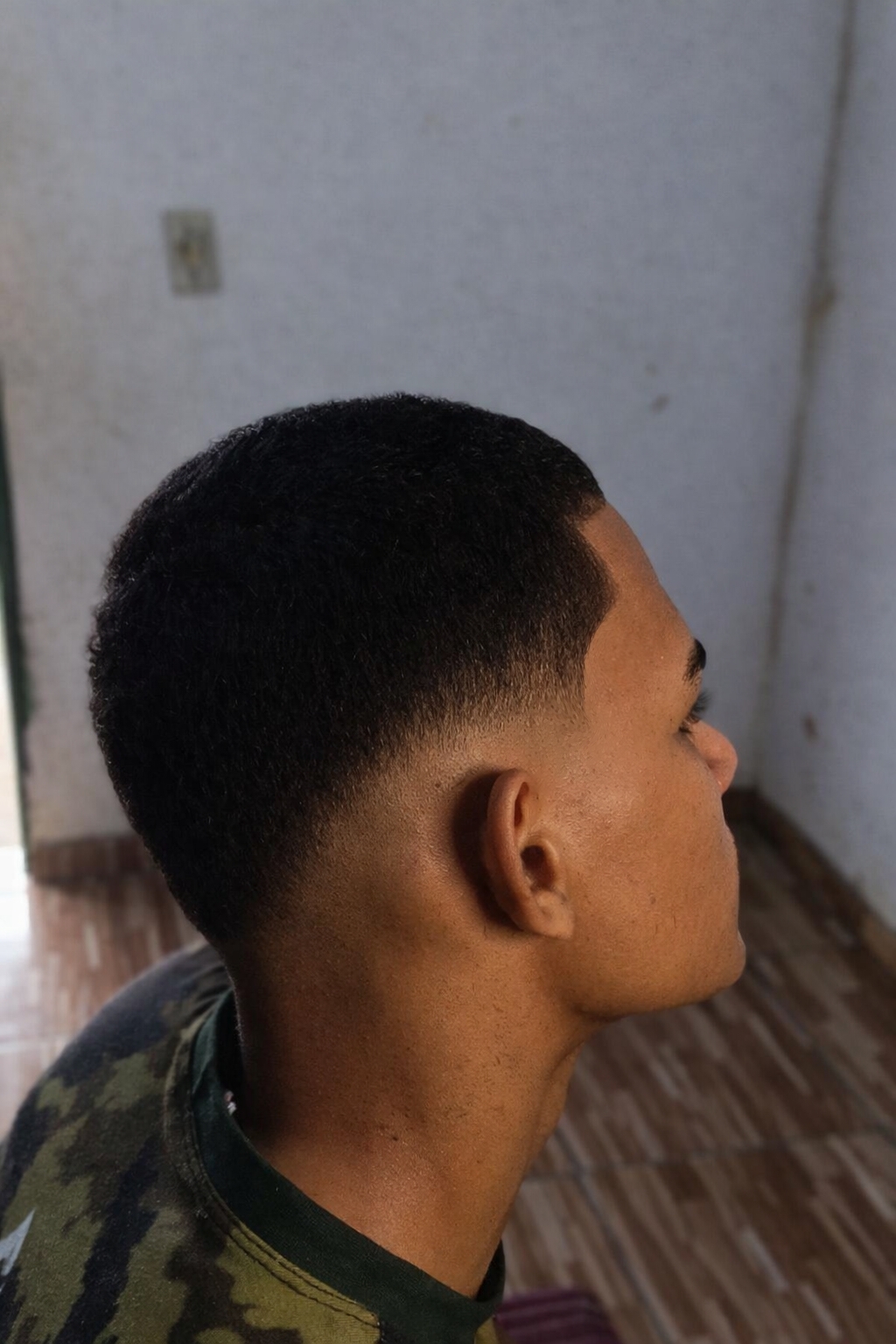 Corte low fade em cabelo crespo