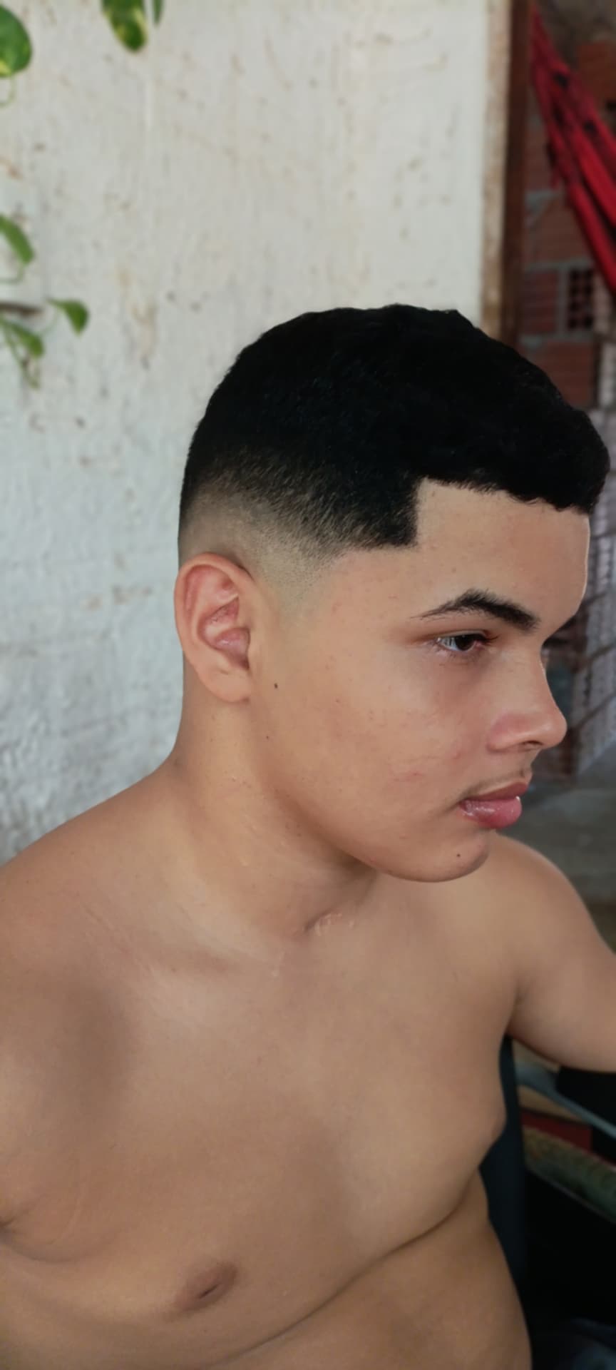 Corte com risco lateral e acabamento na navalha