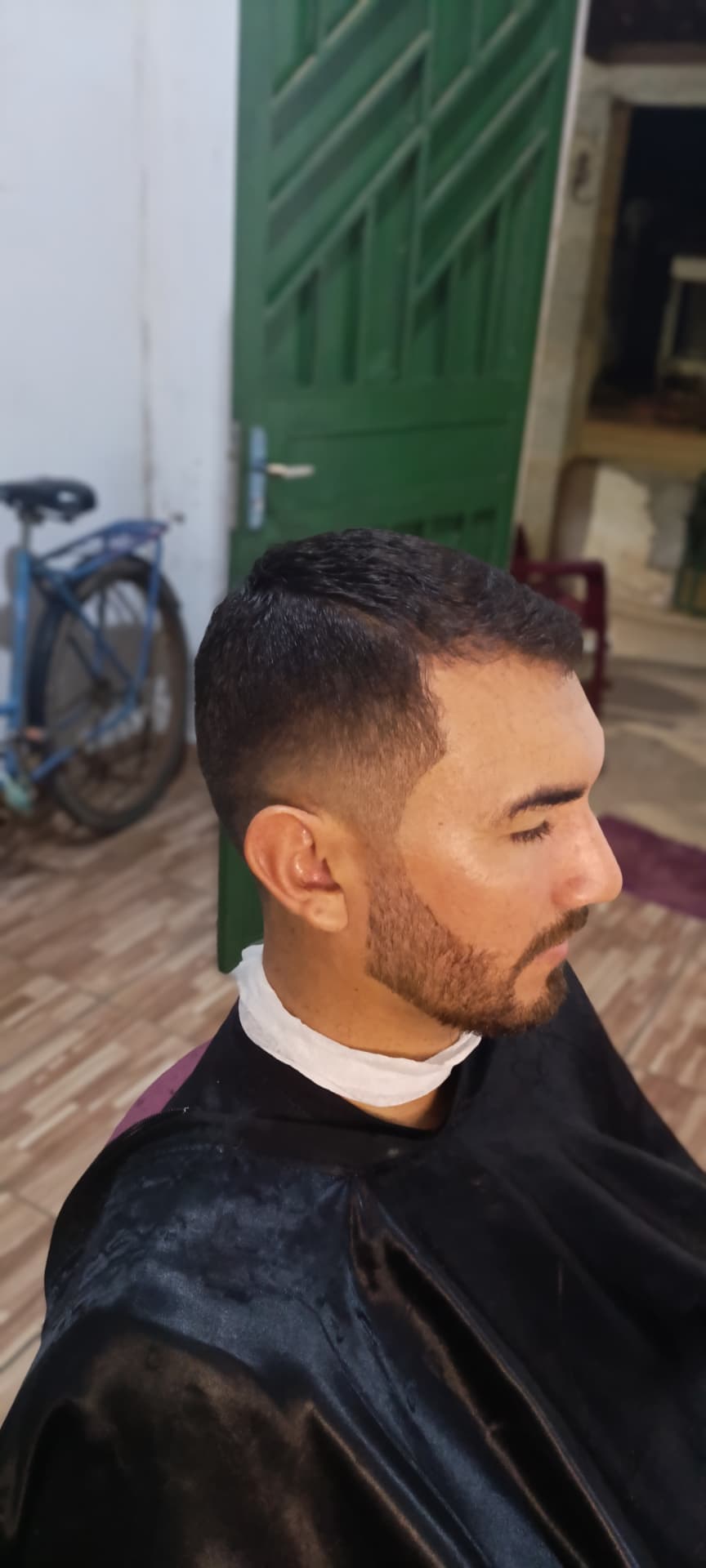 Corte com barba alinhada na navalha